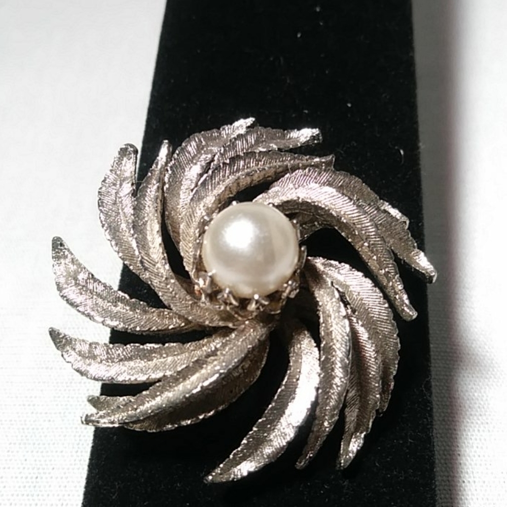 Vintage Swirl w/ Pearl Silver Tone Brooch